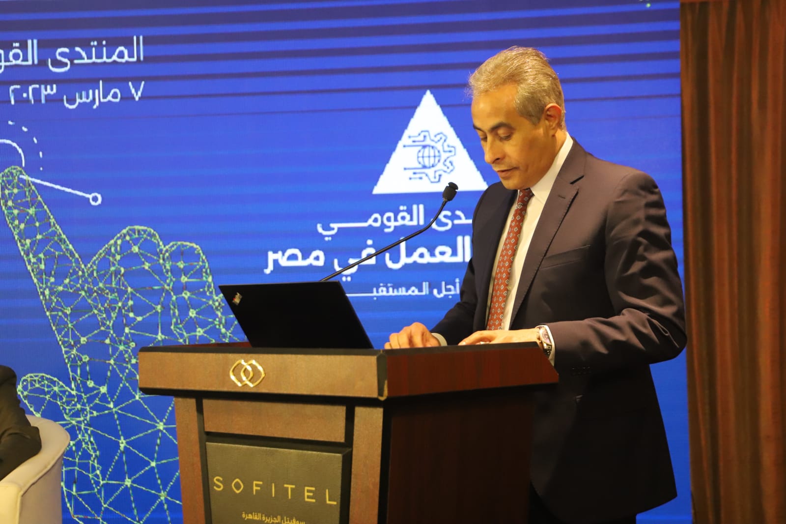 وزير القوى العامله 